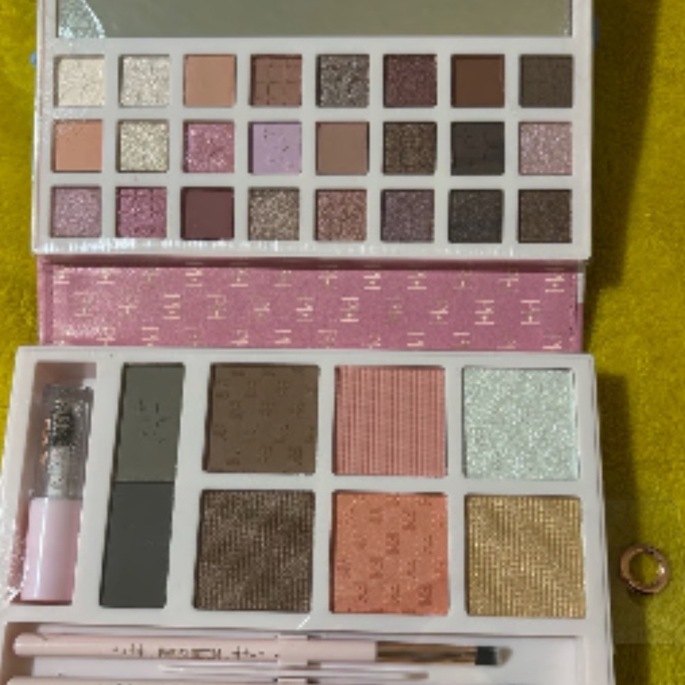 Paris Hilton Pink Face & Eye Palette - Picture 2 of 3